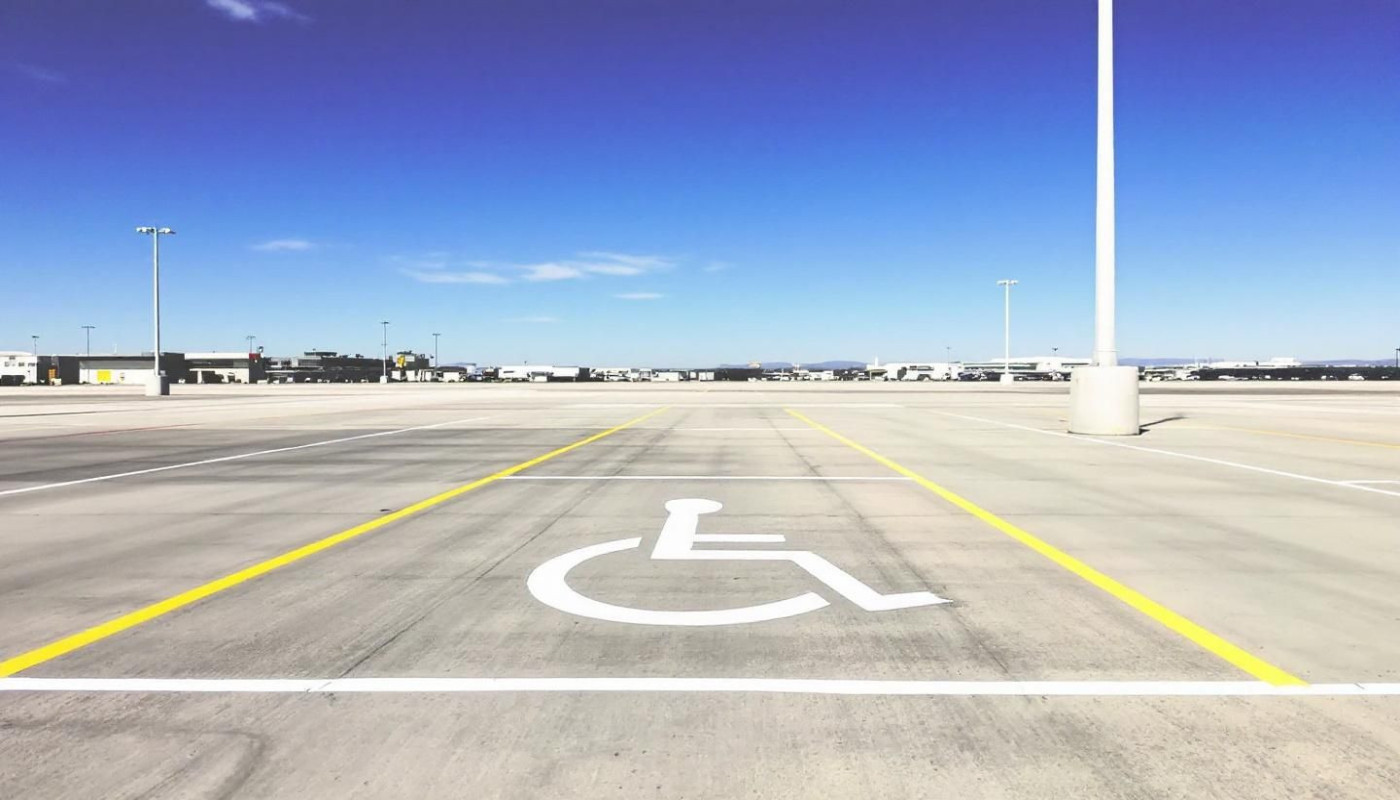 Accessibilité pour les handicapés aux parkings de l'aéroport Lyon Saint Exupéry